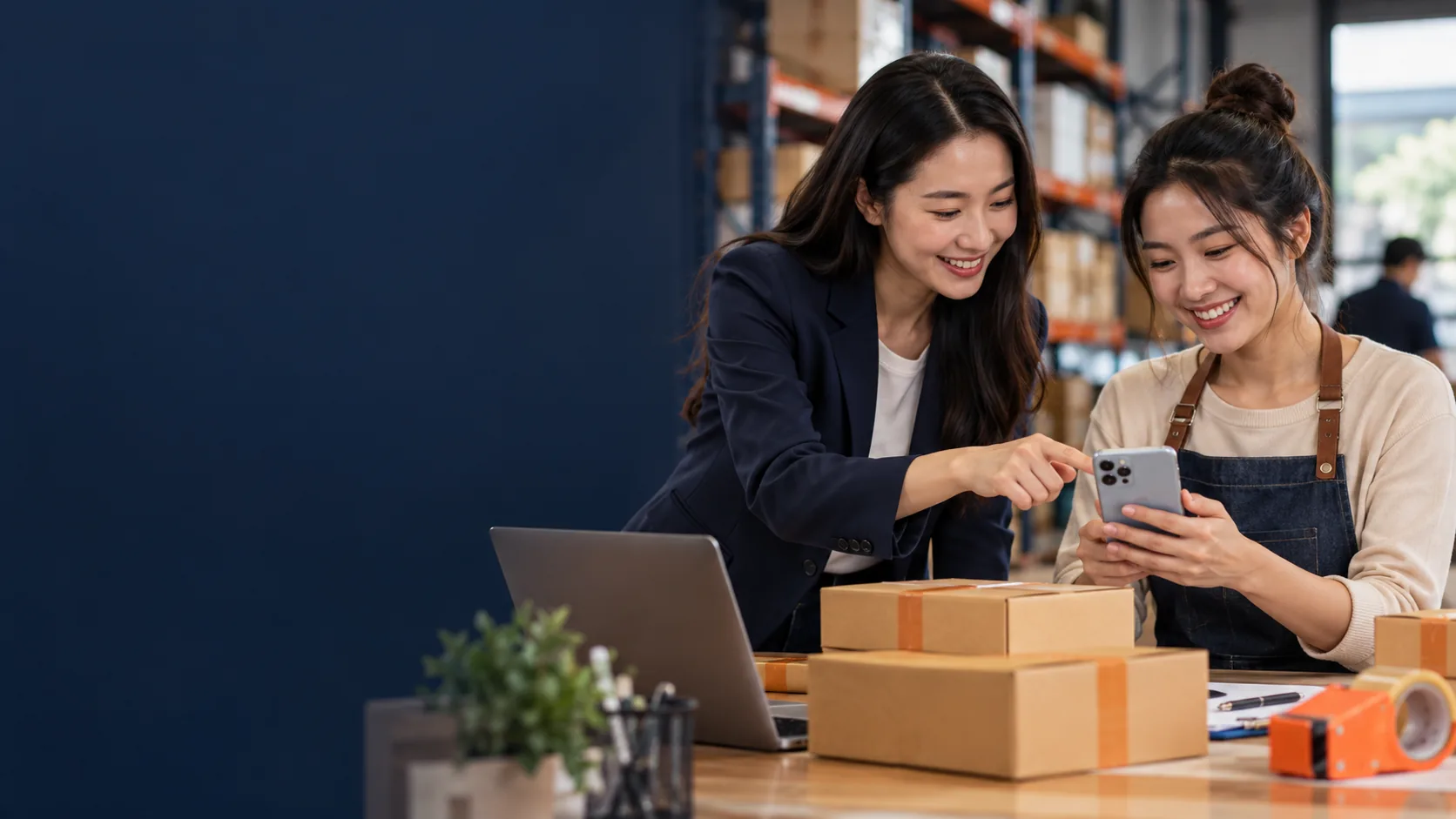 เซลล์ BuildX แนะนำบริการแก่ร้านค้าในโกดัง
